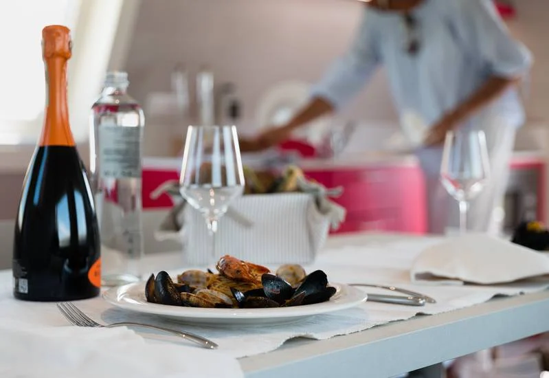 Tavolo inbandito per la cena